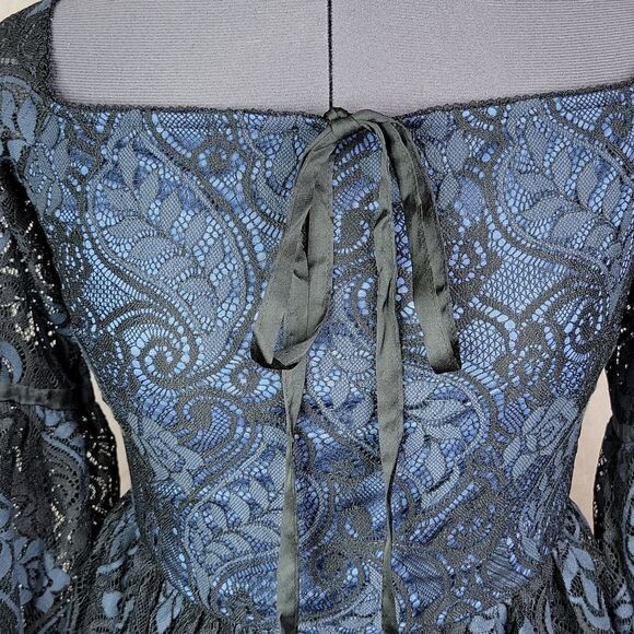 ROMEO & JULIET COUTURE Black and‎ Blue Lacey and Ruffled Blouse Medium - Picture 2 of 8